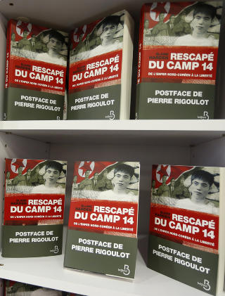 BLE BOK: Shin Dong-hyu reiser nå verden rundt for å promotere boka Escape From Camp 14, hvor han forteller om livet bak murene i Nord-Korea. Foto: REUTERS/Jacky Naegelen BLE BOK: Shin Dong-hyu reiser nå verden rundt for å promotere boka Escape From Camp 14, hvor han forteller om livet bak murene i Nord-Korea. Foto: REUTERS/Jacky Naegelen