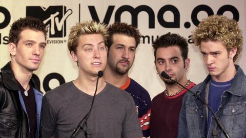 KR�LLTOPP: Det er lenge siden Justin Timberlake viste seg med denne fyldige, blekede kr�lltoppfrisyren, som han var kjent for da han var medlem av boybandet 'NSync. Foto: Kathy Willens / AP Photo / NTB Scanpix