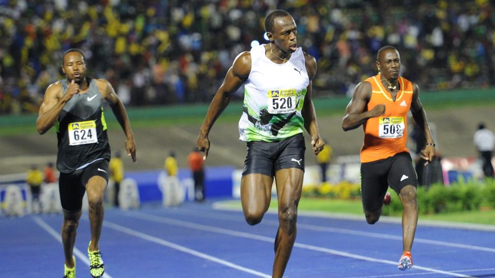 F�RST SOM SIST: Jamaicas Usain Bolt vinner lett med �rsbeste i verden, p� hjemmebane i Kingston. Foto: AFP/RICARDO MAKYN