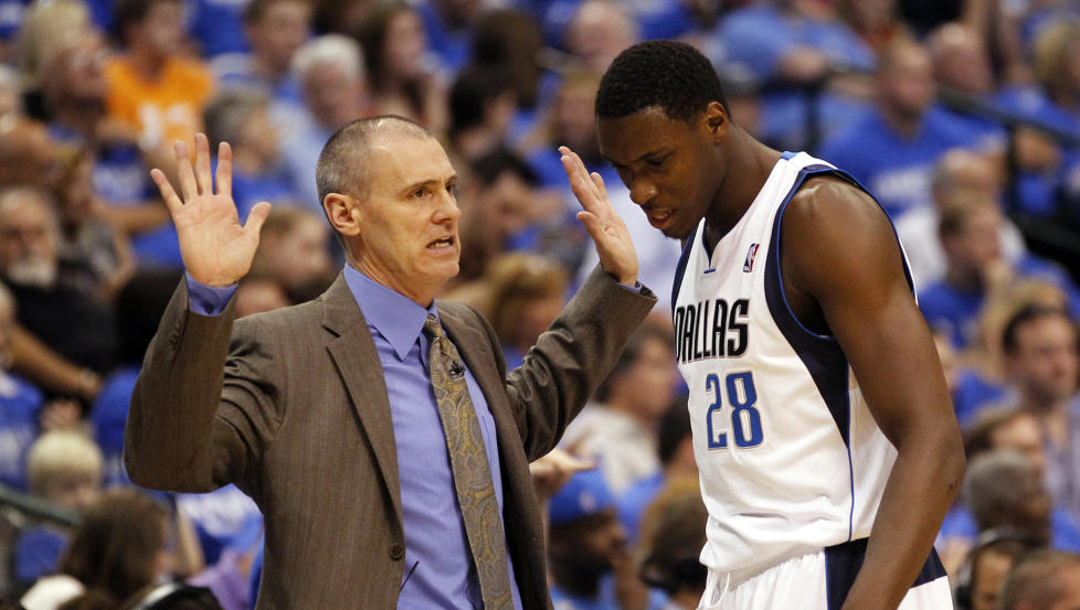 UTE: Dallas-hovedtrener Rick Carlisle instruerer Ian Mahinmi under kampen mot Oklahoma. Foto: SCANPIX/REUTERS/Mike Stone