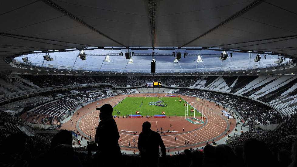 BOMBE: Tilskuerne finner plassene sine inne p� Olympic Park i London i forkant av den offisielle �pningen. Bare noen timer tidligere klarte en arbeider � smugle enn falsk bombe inn p� stadion. Foto: Paul Hackett/Reuters/NTBscanpix