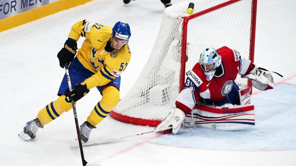 BENKES: Lars Haugen spilte en god kamp mot Sverige fredag til tross for 1-3-tapet, men p� grunn av et tett kampprogram har den norske landslagsledelsen valgt � spare p� Haugen. Foto: SCANPIX/AFP/JONATHAN NACKSTRAND
