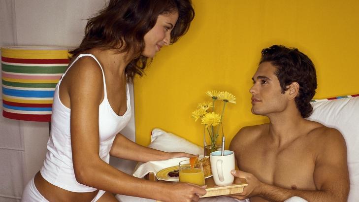 IKKE BARE SØVN: Sengen brukes til mer enn å bare sove i, derfor er det gjerne ekstra viktig å være påpasselig med å vaske både dyner og puter. Foto: Colourbox.com IKKE BARE SØVN: Sengen brukes til mer enn å bare sove i, derfor er det gjerne ekstra viktig å være påpasselig med å vaske både dyner og puter. Foto: Colourbox.com