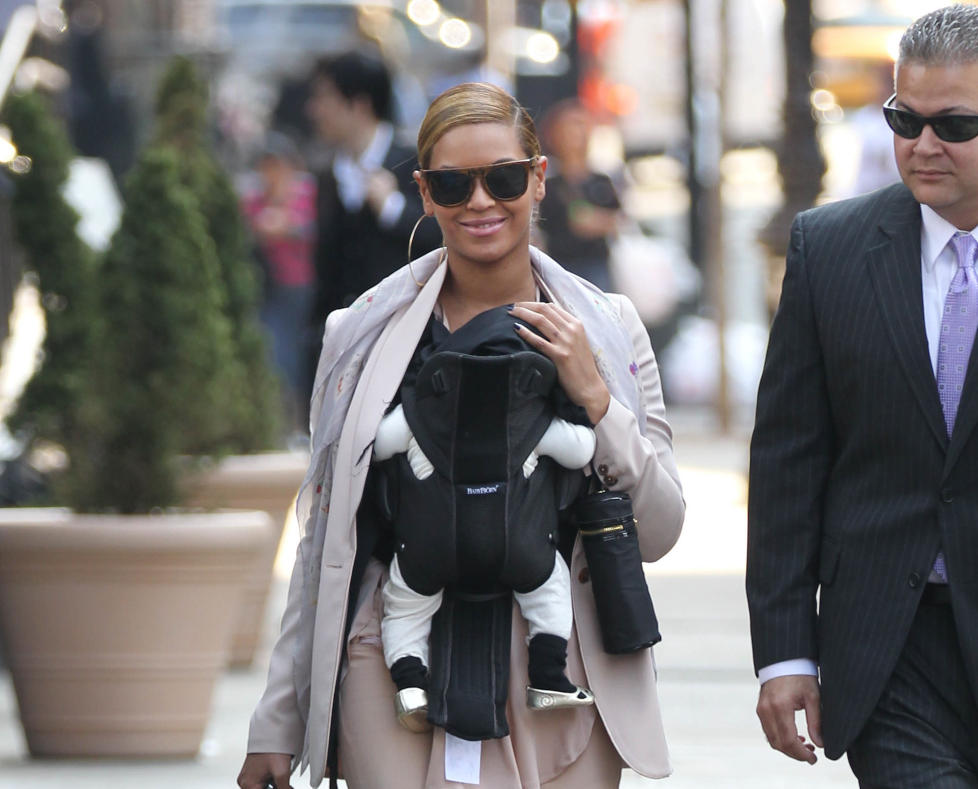 UT P� TUR: Popstjerna Beyonc� med en beskyttende h�nd p� hodet til lille Blue Ivy Carter ute p� tur i New Yorks gater. Ved siden av g�r livvakta og passer p�. Foto: Stella Pictures