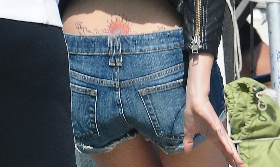 BARE FEIK, S�KLART: Men en del Emma Watson-fans lurte p� om hun faktisk hadde f�tt seg en ryggtatovering da bilder fra �Bling Ring�-settet begynte � sirkulere. Foto: Stella Pictures