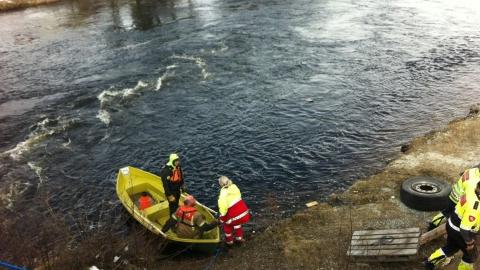 STERKE STRØMMER: Det er vanskelig å lete etter personer på grunn av sterke strømmer. Foto: Øivind Nilsen/Arbeidets Rett STERKE STRØMMER: Det er vanskelig å lete etter personer på grunn av sterke strømmer. Foto: Øivind Nilsen/Arbeidets Rett