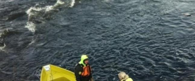 - �n mann funnet omkommet etter at en bil kj�rte ut i elv