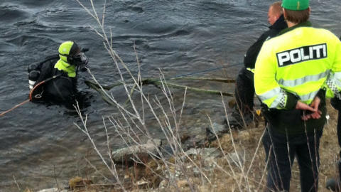 STERKE STRØMMER: Dykkere sikres med tau etter at en mann ble funnet flere kilometer unna ulykkesstedet. Foto: Steffen Lilleevjen STERKE STRØMMER: Dykkere sikres med tau etter at en mann ble funnet flere kilometer unna ulykkesstedet. Foto: Steffen Lilleevjen