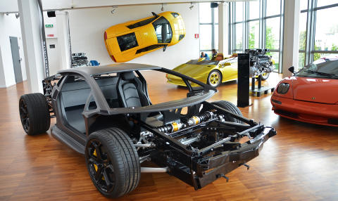 KARBONMONOCOQUE: Aventador har et bærende karosseri (monocoque). Det kommer både kjøreegenskapene og matchvekta til gode. Lamborghinis flaggskip veier bare 1575 kilo. Legg merke til den spesielle pushrod-fjæringen med horisontalt monterte fjærer/dempere. Foto: ANDREAS HANDELAND KARBONMONOCOQUE: Aventador har et bærende karosseri (monocoque). Det kommer både kjøreegenskapene og matchvekta til gode. Lamborghinis flaggskip veier bare 1575 kilo. Legg merke til den spesielle pushrod-fjæringen med horisontalt monterte fjærer/dempere. Foto: ANDREAS HANDELAND
