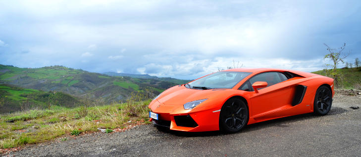 PERFEKSJON: Da Lamborghini skulle vekke Aventador til live, var det bare blanke ark og fargestifter som var godt nok. Alt er nytt, til og med den ekstreme V12-motoren på 700 hestekrefter! Foto: ANDREAS HANDELAND PERFEKSJON: Da Lamborghini skulle vekke Aventador til live, var det bare blanke ark og fargestifter som var godt nok. Alt er nytt, til og med den ekstreme V12-motoren på 700 hestekrefter! Foto: ANDREAS HANDELAND