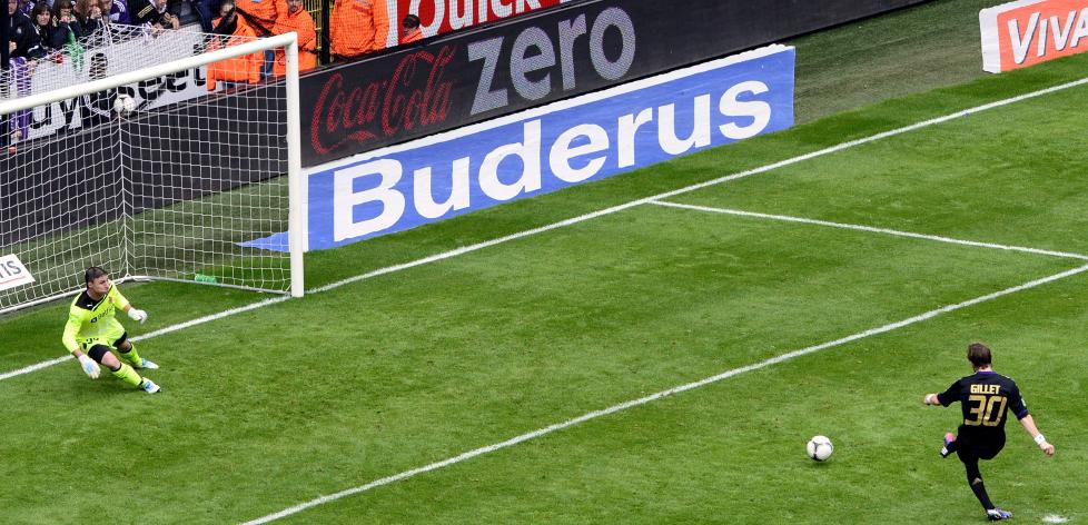 HER SIKRES LIGAGULLET: Nesten fire minutter p� overtid satte Guillaume Gillet inn 1-1 for Anderlecht p� straffespark. Br�gge-spillerne var i harnisk og f�lte seg snytt. Foto:   AFP PHOTO / BELGA / BRUNO FAHY