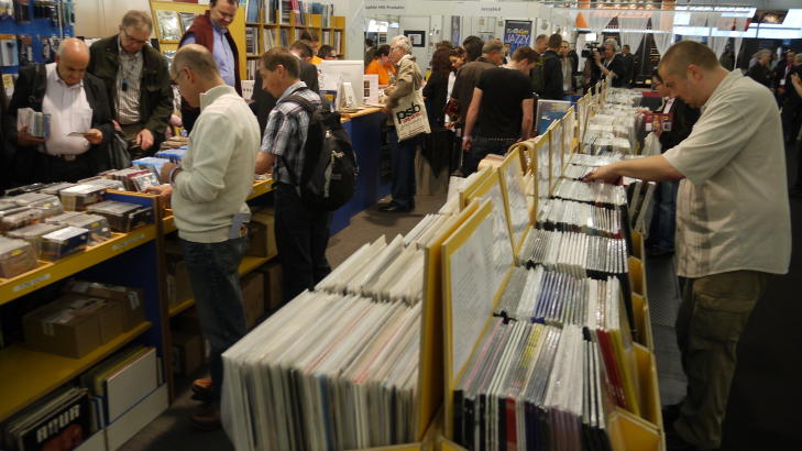 ANALOG: Vinyl selger som varmt hvertebr�d p� Europas st�rste hi-fi-messe. Men som man ser, er det fortsatt noen som handler cd.