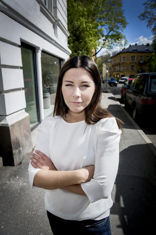 - UGREIT Beate Berntsen (23) sier hun hadde reagert dersom menn hadde foretatt rutinesjekk inne i kvinnegarderoben på Sats hvor hun trener. Foto: John T. Pedersen / Dagbladet - UGREIT Beate Berntsen (23) sier hun hadde reagert dersom menn hadde foretatt rutinesjekk inne i kvinnegarderoben på Sats hvor hun trener. Foto: John T. Pedersen / Dagbladet