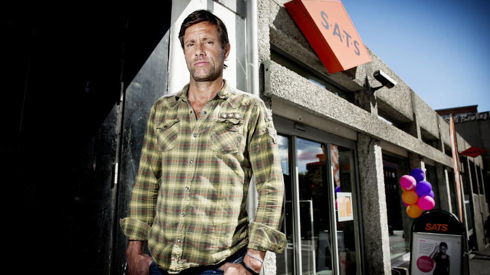 DISKRIMINERENDE:  Nordens st�rste treningskjede, Sats, har satt opp en permanent hengende lapp i sitt treningssenter p� Solli i Oslo for � advare mot at �dame i herregarderoben vil forekomme�. Anders F�hn (47) reagerer p� at kjeden ikke har gjort noe med denne praksisen etter at han flere ganger har klaget og fortalt at han mener det er uakseptabelt at kvinner kommer inn i omr�det hvor menn dusjer. Foto: John T. Pedersen / Dagbladet