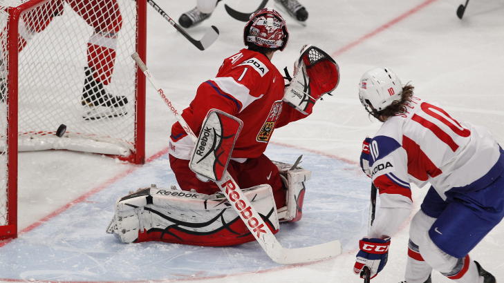 NYDELIG SCORING: Spets hamrer pucken i buret etter en vakker pasning av Olimb.
Foto: Håkon Mosvold Larsen / NTB scanpix NYDELIG SCORING: Spets hamrer pucken i buret etter en vakker pasning av Olimb.
Foto: Håkon Mosvold Larsen / NTB scanpix