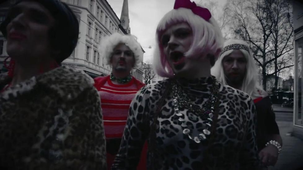 SETT P� MAKAN: DumDum Boys har kj�pt inn leppestift og byttet ut garderoben siden sist. Foto: Skjermdump fra videoen til �Kort r�dt skj�rt�