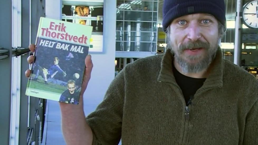 - FANTASTISK HILSEN: Karl Ove Knausg�rd lot seg inspirere av en hilsen fra Erik Thorstvedt. - Det var kanskje akkurat det lille ekstra jeg trengte for � f� utgitt min f�rste bok den gangen, sier Knausg�rd i den kommende episoden av �Litt av et liv�. Foto: NRK