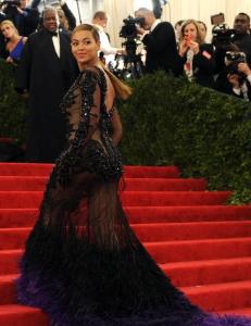 Beyoncé viste mammafiguren i gjennomsiktig Givenchy