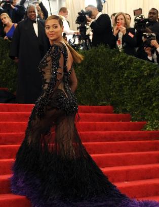 Beyoncé viste mammafiguren i gjennomsiktig Givenchy