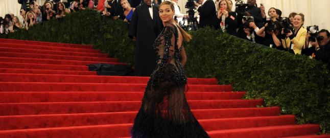 Beyoncé viste mammafiguren i gjennomsiktig Givenchy