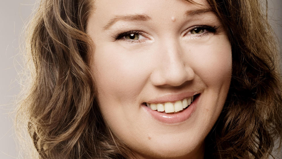 I SKYGGEN AV DOMINERENDE M�DRE: Kristine Storli Henningsen debuterer med en roman om Regine og Karl Henrik som har levd i skyggen av dominerende m�dre. N�r de to ensomme sjelene m�tes oppst�r det s�t musikk. Foto: GYLDENDAL