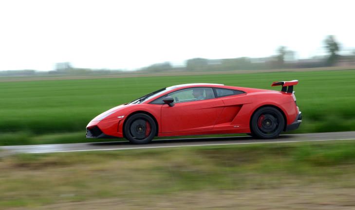 EKSTREM: Lamborghini Gallardo STS er en helt vill kj�remaskin, perfeksjonert over et ti�r. P� mange m�ter imponerer den mer enn storebror Aventador - spesielt lydmessig. Foto: ANDREAS HANDELAND
