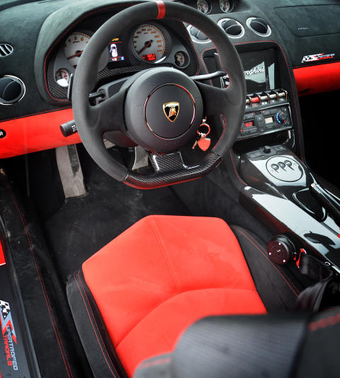 RACING: Ingen navigasjon, ingen stereo og laber st�yisolering - og godt er det! Dette er kanskje verdens r�este bil � kj�re. Foto: ANDREAS HANDELAND