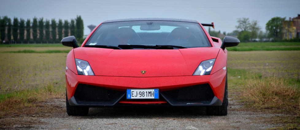 TUSENKUNSTNEREN: Denne superbilen har en r�st som f�r de fleste mo i kn�rne, og danser samtidig lettbeint og elegant av g�rde i en voldsom fart. Motoren er tjuvl�nt fra racerbanen. Foto: ANDREAS HANDELAND