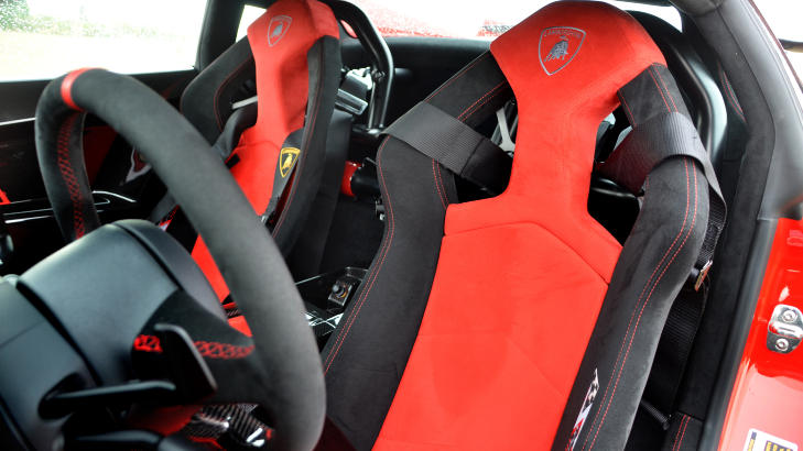 MED ETT M�L FOR �YET: Gallardo STS er laget for � by p� den ultimate kj�reopplevelsen. Derfor er alt un�dvendig revet ut, og karbonstoler, velteb�yle og firepunktseler er p� plass. Foto: ANDREAS HANDELAND