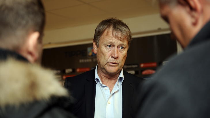 KLAGER PÅ BANEN. Viking-trener Åge Hareide var ikke fornøyd med gressteppet i Bergen.
Foto: Marit Hommedal / NTB scanpix KLAGER PÅ BANEN. Viking-trener Åge Hareide var ikke fornøyd med gressteppet i Bergen.
Foto: Marit Hommedal / NTB scanpix