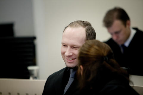 <b>UBERØRT:</b> Anders Behring Breivik i samtale med sin forsvarer Vibeke Hein Bæra før retten ble satt for en time siden. Han virker uberørt av de belastende skildringene i retten.