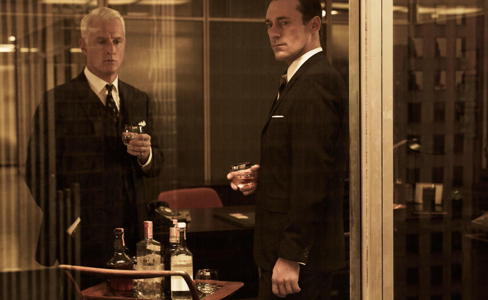 NYE TIDER: Don Draper (Jon Hamm, til h�yre) h�rer p� Beatles og Roger Sterling (John Slattery) tar LSD i den femte sesongen av Mad Men, som g�r p� amerikansk TV n�. Foto: Stella pictures