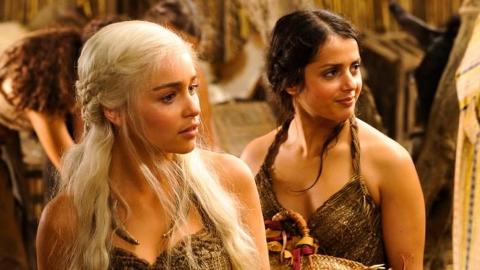FERDIG: I bokserien «A Song of Fire and Ice», som tv-serien «Game of Thrones» er basert på, lever norske Amrita Archaryas (til høyre) rollefigur Irri i beste velgående. Det gjør hun ikke i tv-versjonen, der rollefiguren ble brutalt drept natt til søndag. Foto: HBO/NRK/CANAL PLUS FERDIG: I bokserien «A Song of Fire and Ice», som tv-serien «Game of Thrones» er basert på, lever norske Amrita Archaryas (til høyre) rollefigur Irri i beste velgående. Det gjør hun ikke i tv-versjonen, der rollefiguren ble brutalt drept natt til søndag. Foto: HBO/NRK/CANAL PLUS