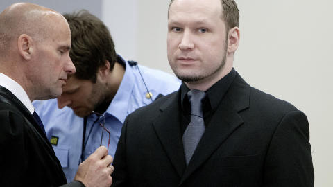 NEKTER: Massemorderen nekter å snakke om andre personer. Derfor sliter etterforskerne med å finne ut hva han har gjort på sine utenlandsreiser. Foto: Torbjørn Grønning / Dagbladet NEKTER: Massemorderen nekter å snakke om andre personer. Derfor sliter etterforskerne med å finne ut hva han har gjort på sine utenlandsreiser. Foto: Torbjørn Grønning / Dagbladet