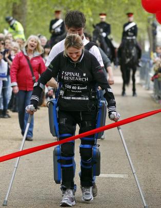 Lamme Claire Lomas fullf�rte maraton etter 16 dager