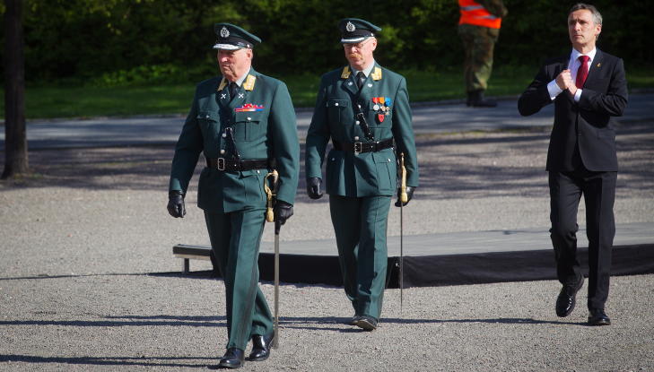 KONGEN: Kong Harald skal til å legge ned krans ved nasjonalmonumentet på Akershus festning i Oslo i forbindelse med Frigjøringsdagen og nasjonal veterandag. Bak går statsminister Jens Stoltenberg. Foto: Kyrre Lien / NTB scanpix KONGEN: Kong Harald skal til å legge ned krans ved nasjonalmonumentet på Akershus festning i Oslo i forbindelse med Frigjøringsdagen og nasjonal veterandag. Bak går statsminister Jens Stoltenberg. Foto: Kyrre Lien / NTB scanpix