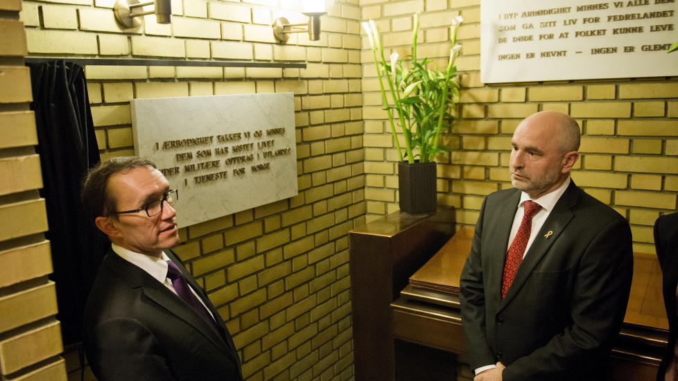 HELT NATURLIG: Forsvarsminister Espen Barth Eide og stortingspresident Dag Terje Andersen ved minneplaten over dem som har tapt sine liv under milit�re oppdrag for Norge etter 1945. Barth Eide mener det er helt naturlig � markere veterandagen samtidig som frigj�ringsdagen. Foto: Fredrik Varfjell / NTB scanpix