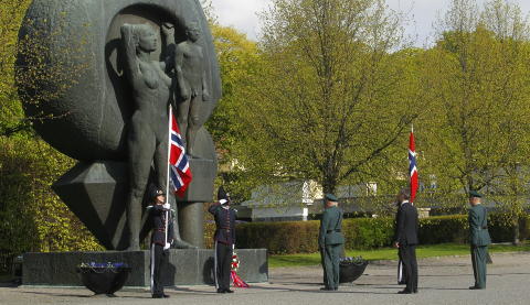 KRANS: Kong Harald legger ned krans ved nasjonalmonumentet på Akershus festning i Oslo i forbindelse med frigjøringsdagen og nasjonal veterandag. Foto: Kyrre Lien / NTB scanpix KRANS: Kong Harald legger ned krans ved nasjonalmonumentet på Akershus festning i Oslo i forbindelse med frigjøringsdagen og nasjonal veterandag. Foto: Kyrre Lien / NTB scanpix