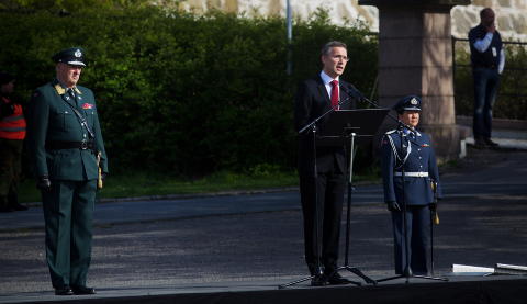 TALE: Statsminister Jens Stoltenberg holder tale med kong Harald ved sin side, i forbindelse med frigjøringsdagen og nasjonal veterandag. Foto: Kyrre Lien / NTB scanpix TALE: Statsminister Jens Stoltenberg holder tale med kong Harald ved sin side, i forbindelse med frigjøringsdagen og nasjonal veterandag. Foto: Kyrre Lien / NTB scanpix