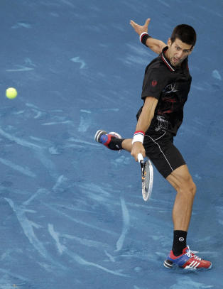 Djokovic raste mot underlaget p� banen
