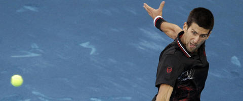 Djokovic raste mot underlaget på banen