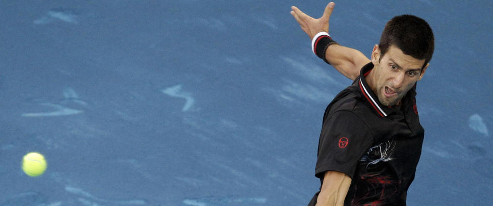 Djokovic raste mot underlaget på banen