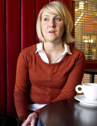 De første overlevende vitner i retten