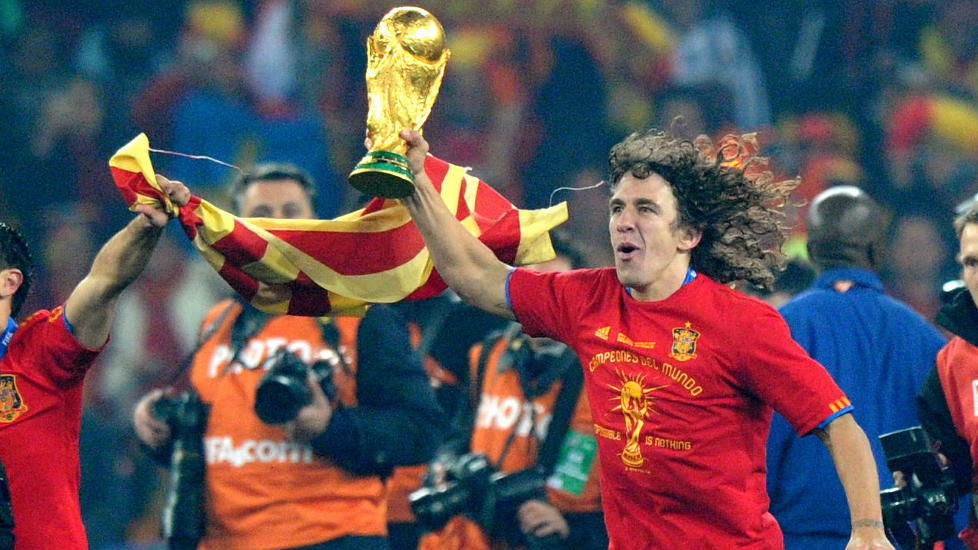 VANT VM: Carles Puyol har vunnet b�de EM og VM med Spania. N� har han if�lge en spansk avis bestemt seg for � gi seg p� landslaget. Foto: AFP PHOTO / PEDRO UGARTE