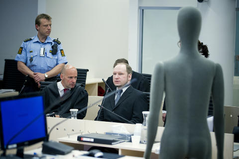 <b>IKKE SYNLIG BERØRT:</b> Anders Behring Breivik følger oppvakt med mens etterforskerne og rettsmedisinerne beskriver de unge dødsofrene og deres skader - men viser få tegn til følelsesmessig reaksjon.