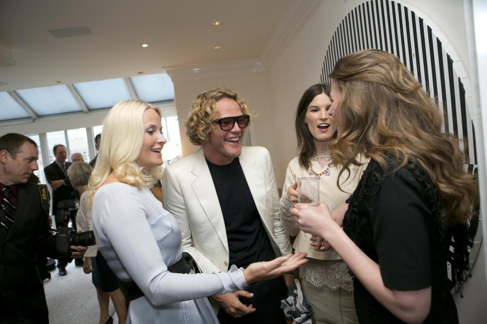 FESTET MED MOTEFIFFEN: Kronprinsesse Mette-Marit var p� plass i New York i g�r, da norske Nina Skarra (t.h.) lanserte sin nye kolleksjon Pure Fashion for motepressen. Det samme var Peter Dundas, sjefdesigner for motehuset Emilio Pucci, og den norske superbloggeren Hanneli Mustaparta. Foto: Scanpix
