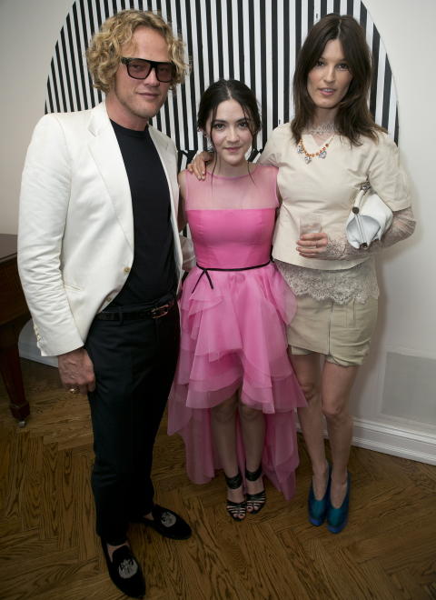 STJERNELAG: Norske Peter Dundas, sjefdesigner for det italienske motehuset Emilio Pucci, �Hunger Games�-stjerna Isabel Fuhrmann og den norske superbloggeren Hanneli Mustaparta var ogs� blant gjestene p� Nina Skarras lansering. Foto: Scanpix