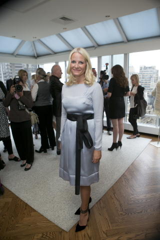 NINA SKARRA-DESIGN: Kronprinsessen i en lysebl� kjole i silkeorganza og silkechiffon fra Nina Skarras kommende h�stkolleksjon. Foto: Scanpix