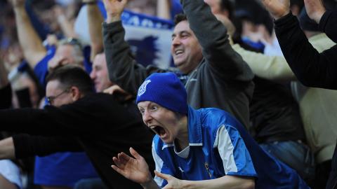 RØD JUBEL: Cardiff har blå drakter - men kan bytte til rødt fra neste sesong. Foto: AFP PHOTO/ADRIAN DENNIS RØD JUBEL: Cardiff har blå drakter - men kan bytte til rødt fra neste sesong. Foto: AFP PHOTO/ADRIAN DENNIS