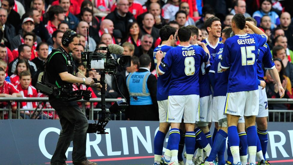 KAN F� R�DE DRAKTER: Cardiff-eier Vincent Tan �nsker � bytte farge p� laget drakter. Han mener r�dt bringer mer lykke. Foto:  AFP PHOTO/GLYN KIRK